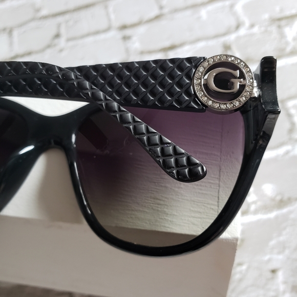 NWOT Guess Polarized Designer Sunglasses w/ Hard Case - Picture 10 of 11